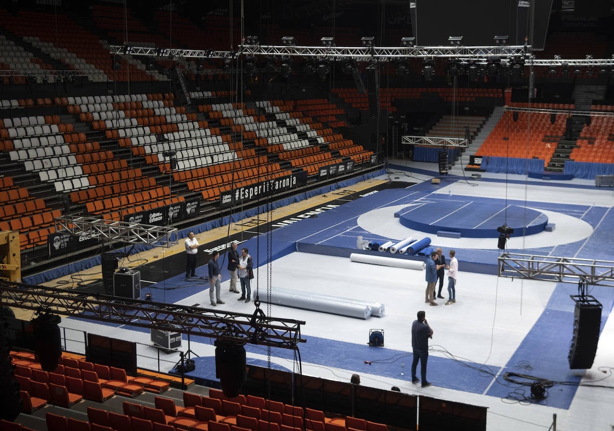 Imagen principal - Montaje del escenario donde se celebrará la gala de la Fonteta el próximo sábado.