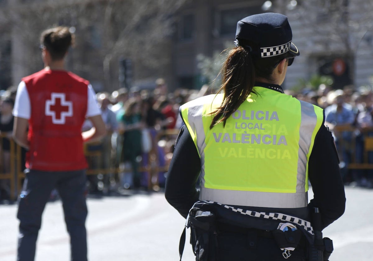 Una agente vigilando la plaza del Ayuntamiento de Valencia, durante una mascletà.