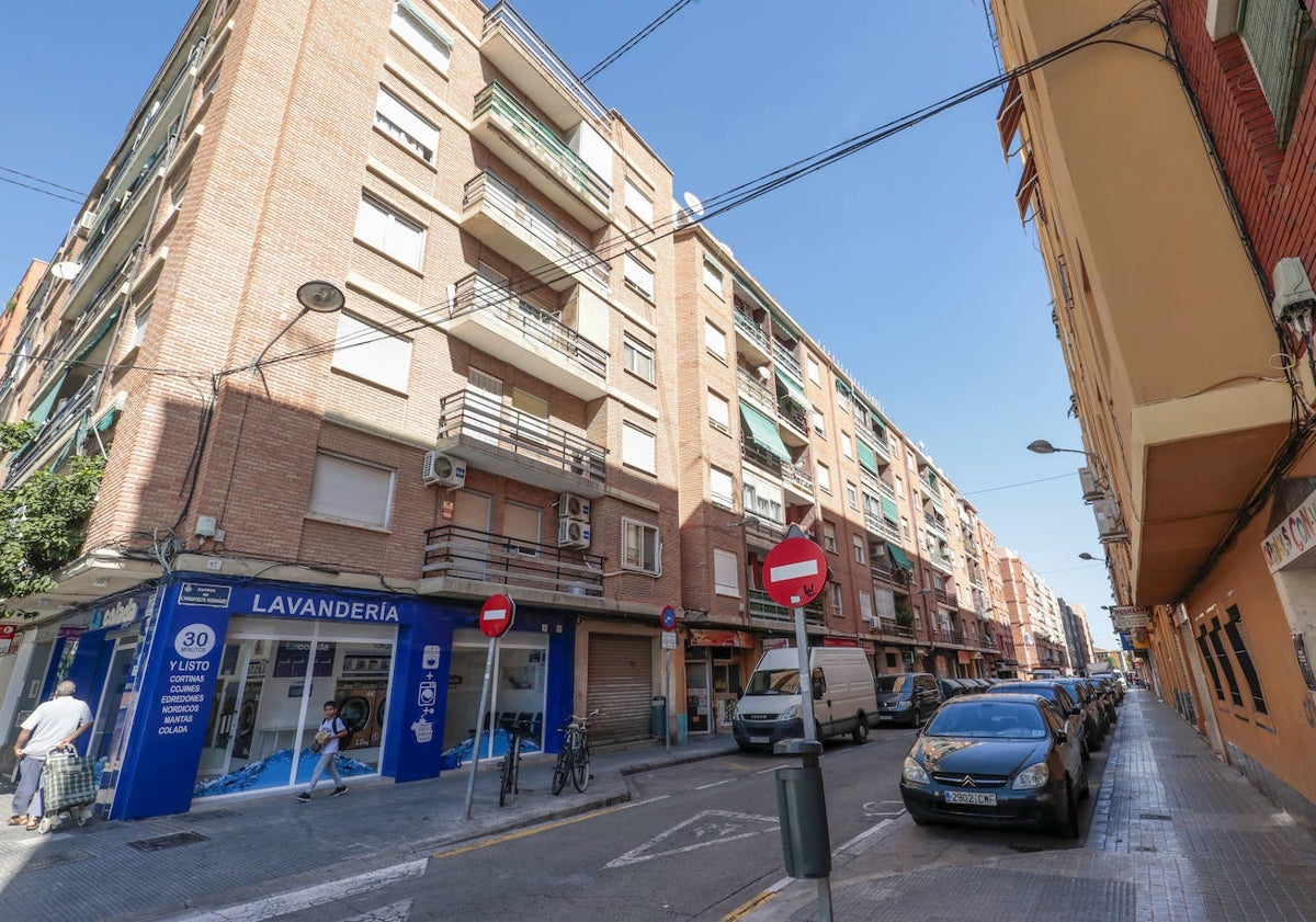 Imagen principal - Calle Arquitecto Rodríguez de Orriols, donde los vecinos aseguran que hay nuevos enganches ilegales.