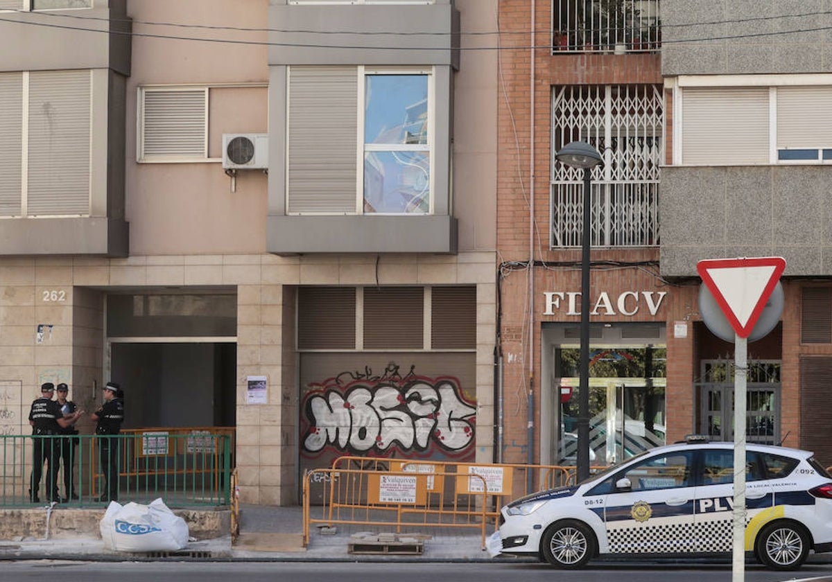 Vigilancia policial, en la finca okupada de la avenida Constitución 262, en Orriols.