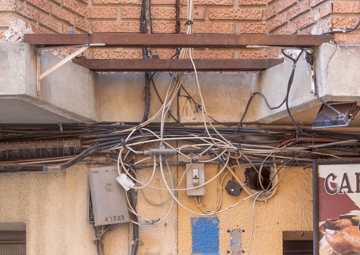 Imagen secundaria 1 - Calle Arquitecto Rodríguez de Orriols, donde los vecinos aseguran que hay nuevos enganches ilegales.