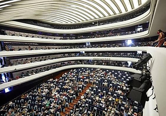 Público en el interior del Palau de les Arts.