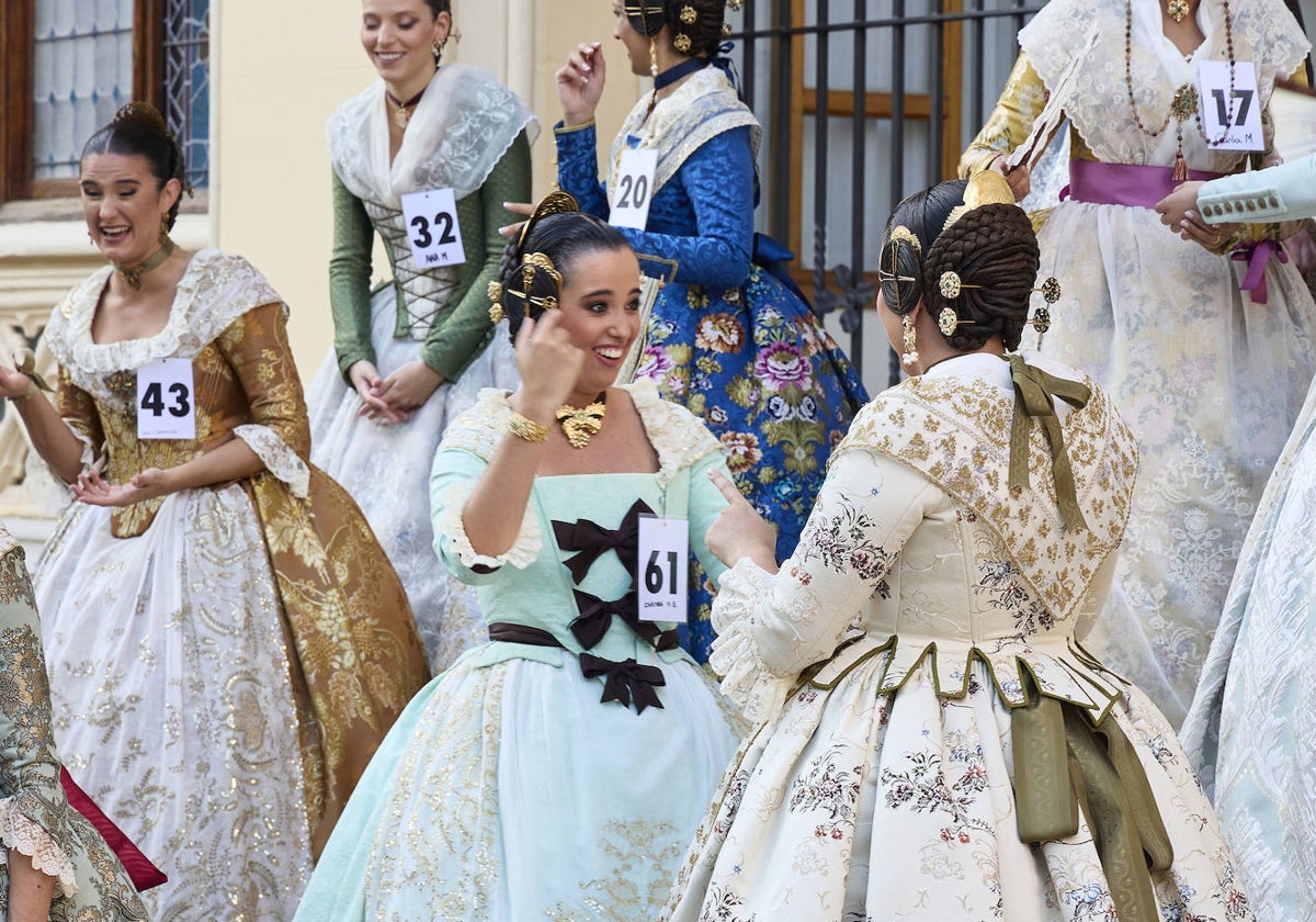 Posado de las candidatas a fallera mayor de Valencia de 2024, en el Palacio de la Exposición.