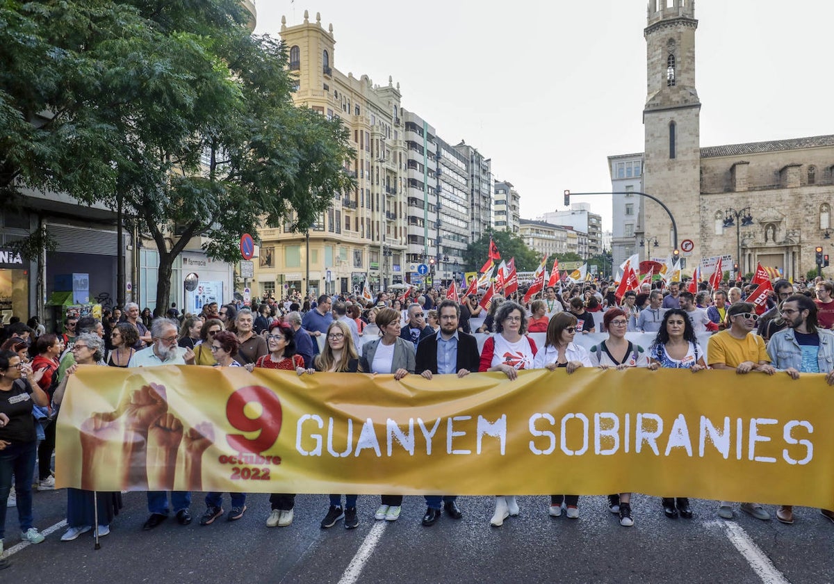 Manifestantes el año pasado en el 9 d'octubre.