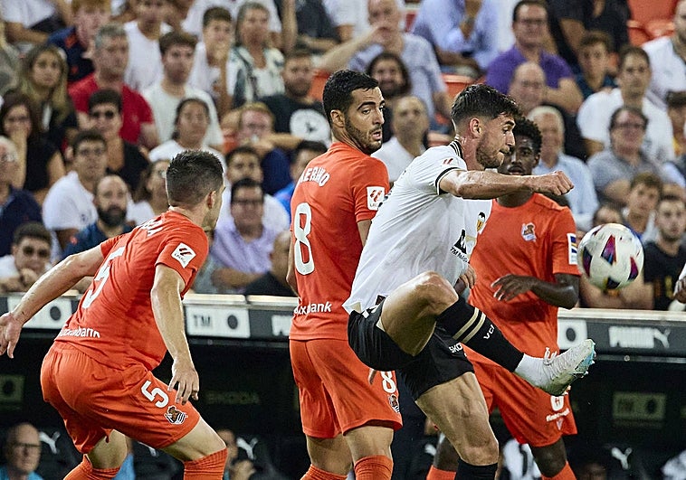 Yaremchuk se estrena: más voluntad que opciones