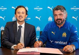 Pablo Longoria, junto a Gennaro Gattuso, firmando el contrato.