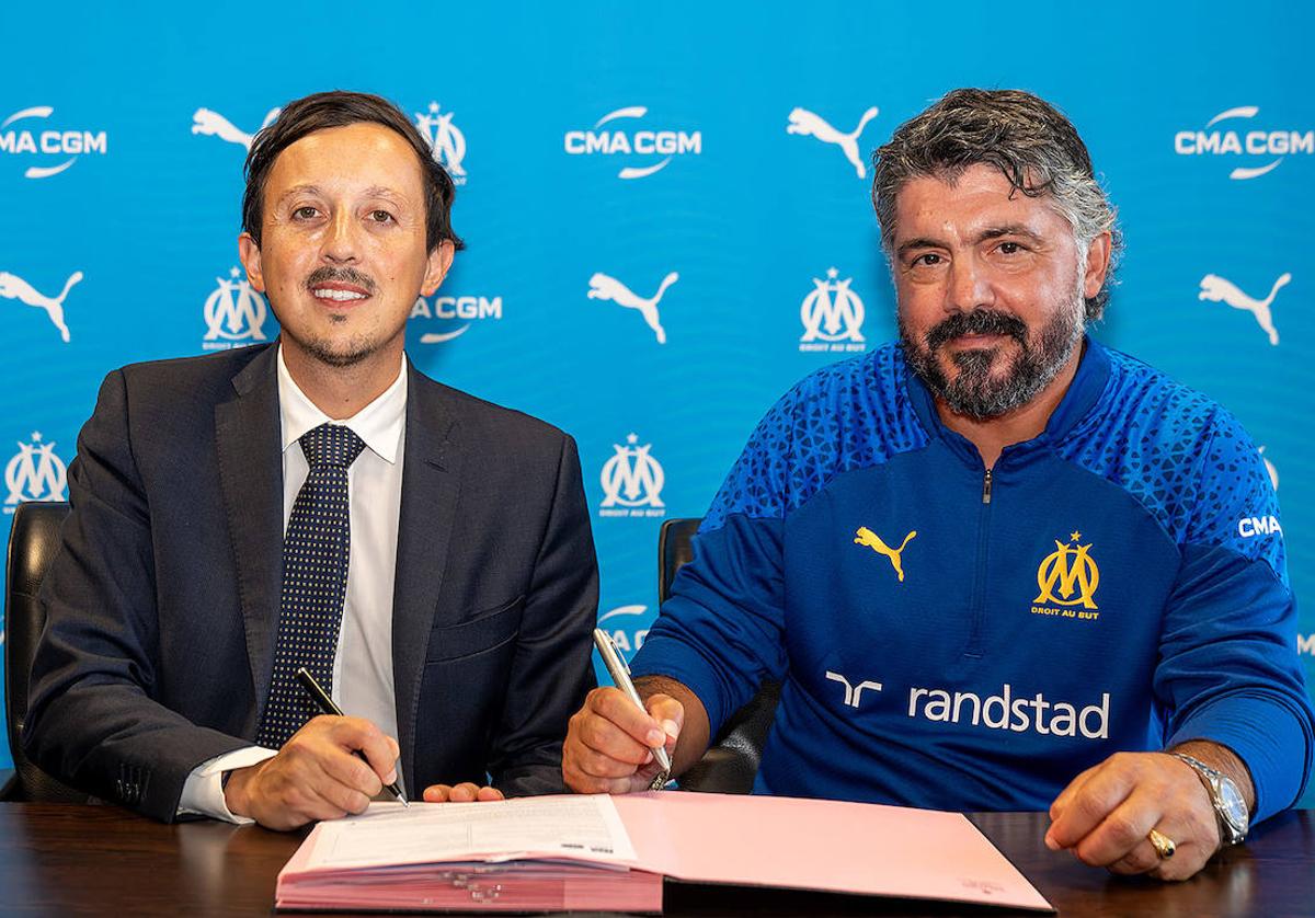 Pablo Longoria, junto a Gennaro Gattuso, firmando el contrato.