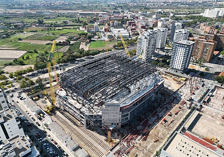 La estructura que aguantará la cubierta del Roig Arena ya está instalada