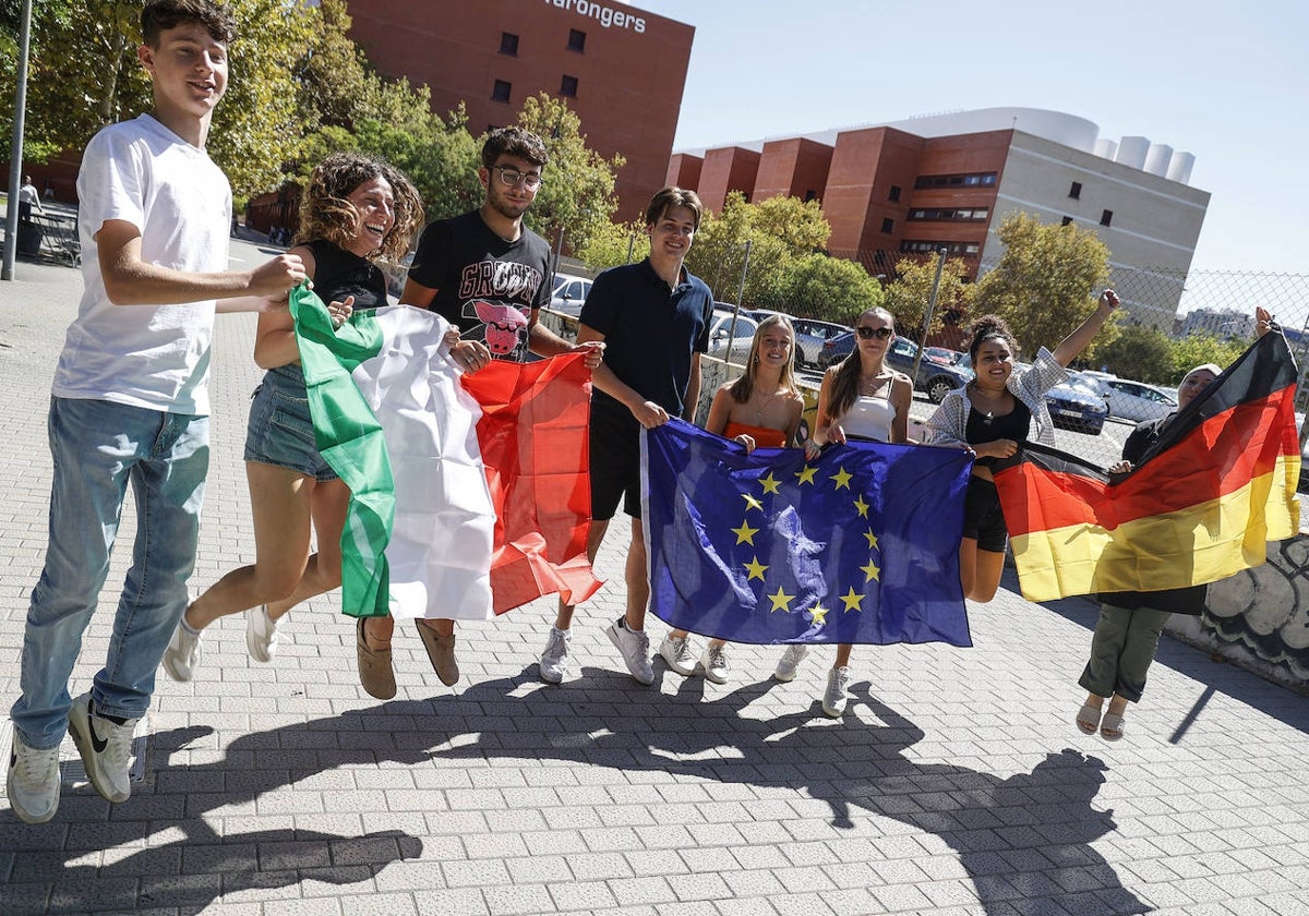 Un grupo de estudiantes Erasmus en el campus de Tarongers.