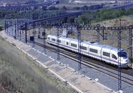 Un tren circula por un tramo de vía donde robaron cable de cobre.