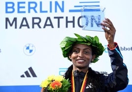 Assefa, después de ganar el domingo el maratón de Berlín y reventar el récord del mundo.