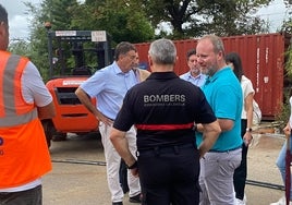 El diputado Avelino Mascarell, en el parque de bomberos de Gandia.