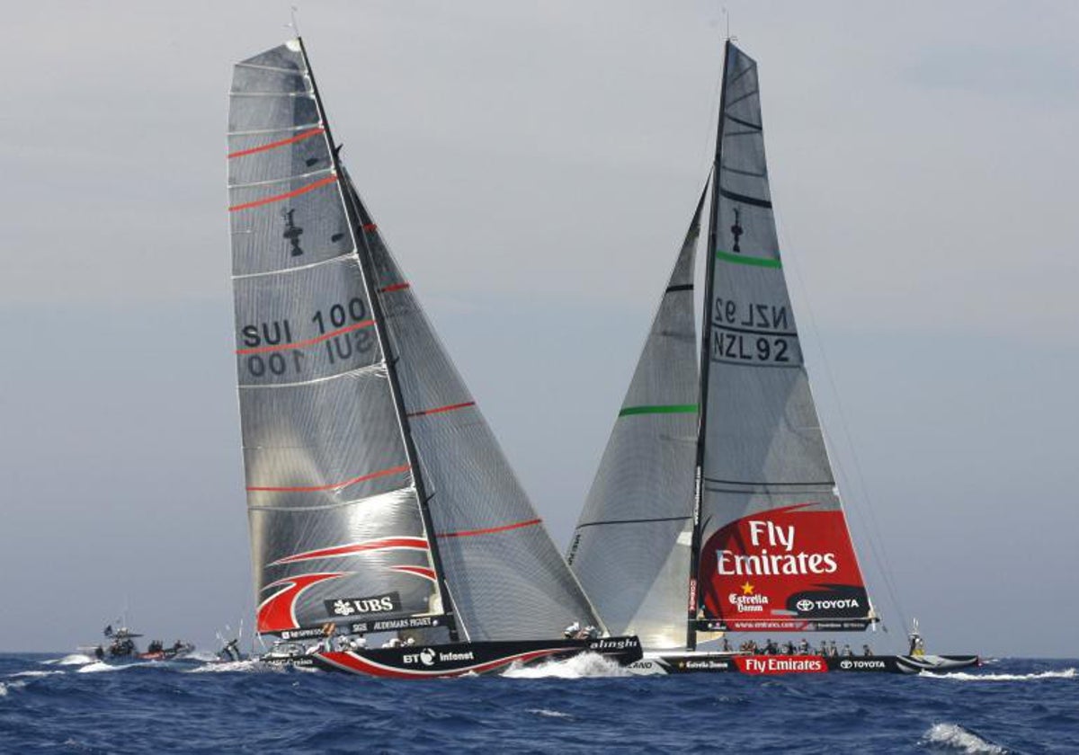 El New Zealand, a la derecha, durante una de las regatas celebradas en Valencia.