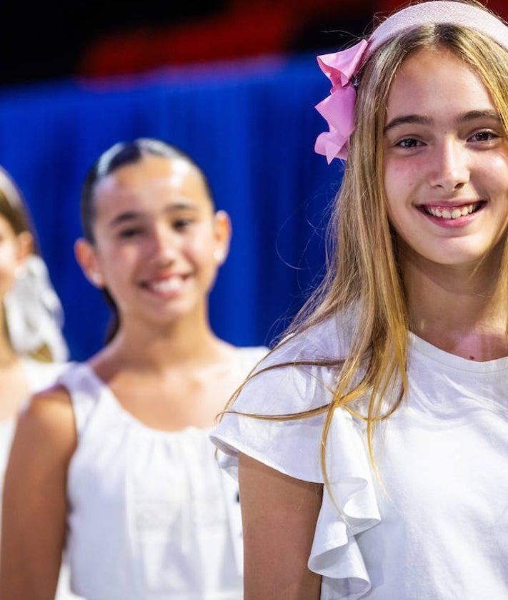 Imagen secundaria 2 - Niñas candidatas a fallera mayor infantil de Valencia 2024.