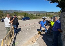 El alcalde de Agullen visita las obras que se están realizando en las áreas industriales.