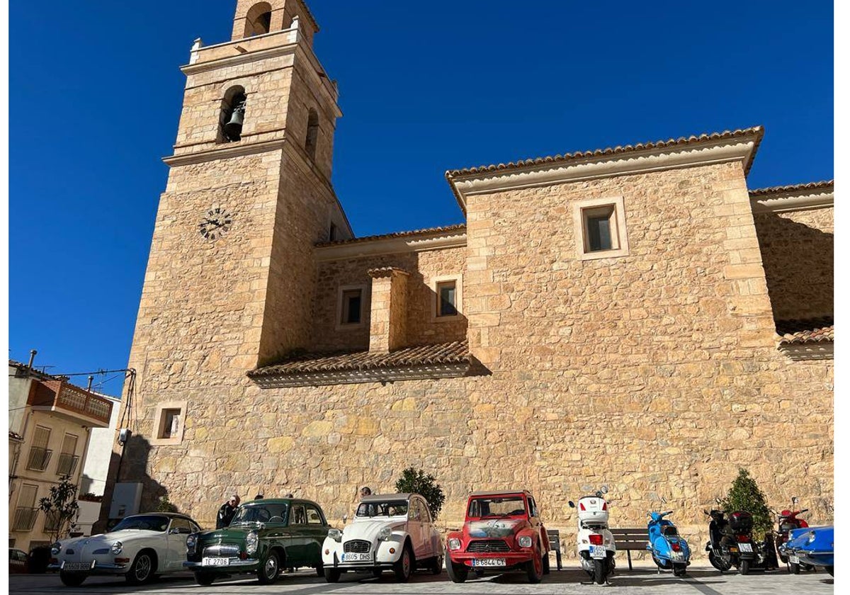 Así fue la primera concentración de vehículos clásicos de Casas Bajas, en el Rincón de Ademuz