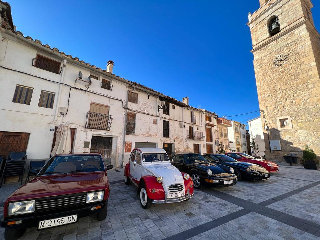 Así fue la primera concentración de vehículos clásicos de Casas Bajas, en el Rincón de Ademuz