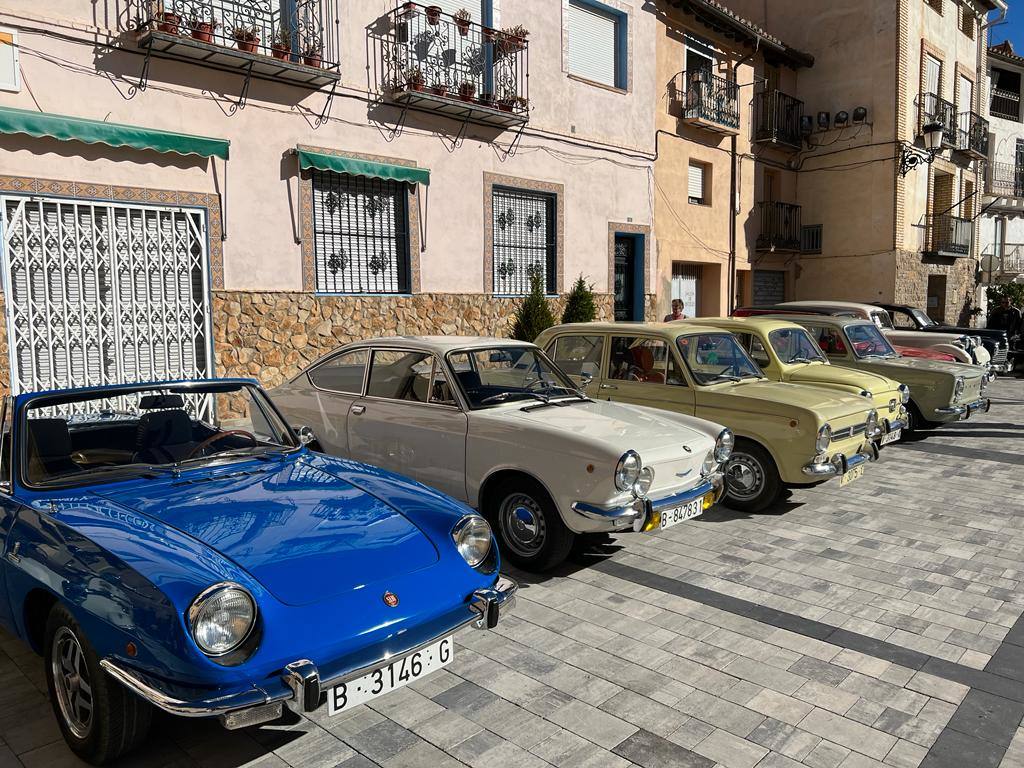 Así fue la primera concentración de vehículos clásicos de Casas Bajas, en el Rincón de Ademuz