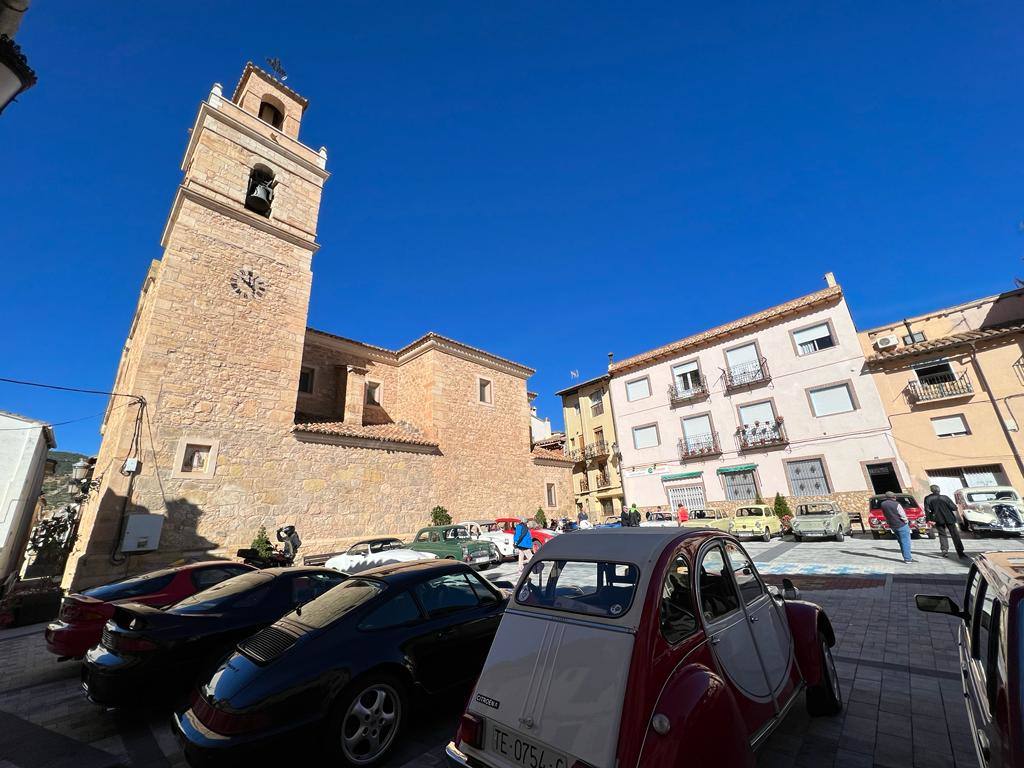 Así fue la primera concentración de vehículos clásicos de Casas Bajas, en el Rincón de Ademuz