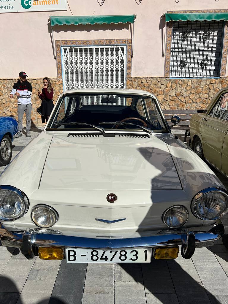 Así fue la primera concentración de vehículos clásicos de Casas Bajas, en el Rincón de Ademuz