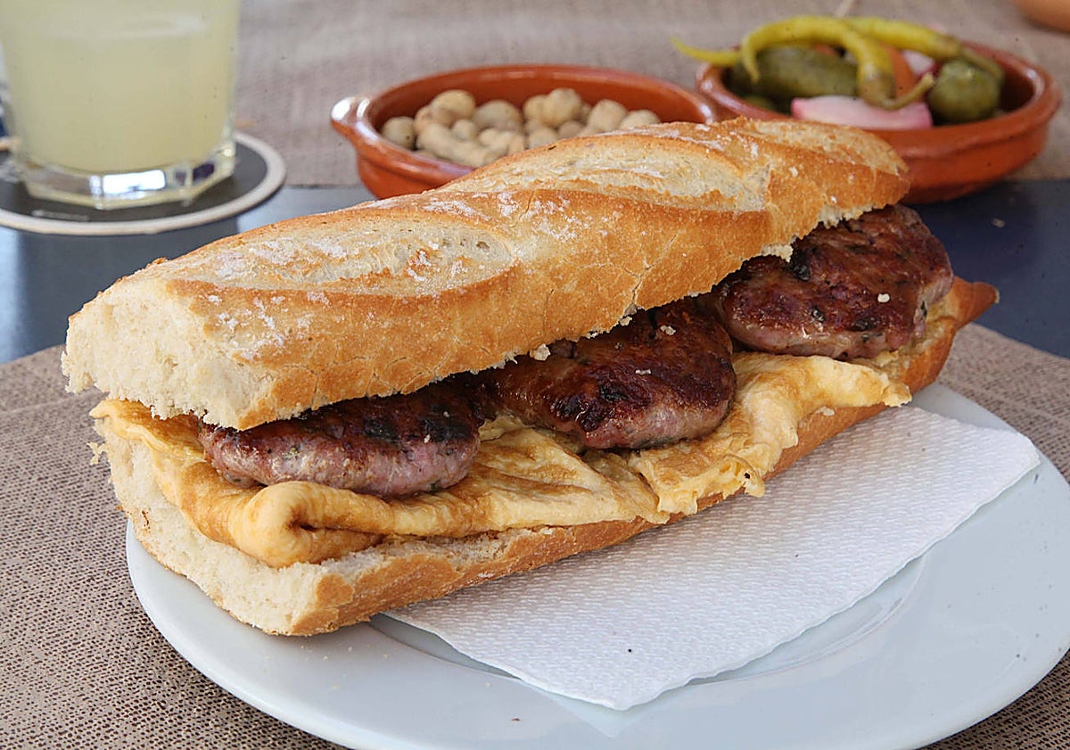 Imagen principal - Juanet, Rosa y Català, los bocadillos que triunfan en Orba