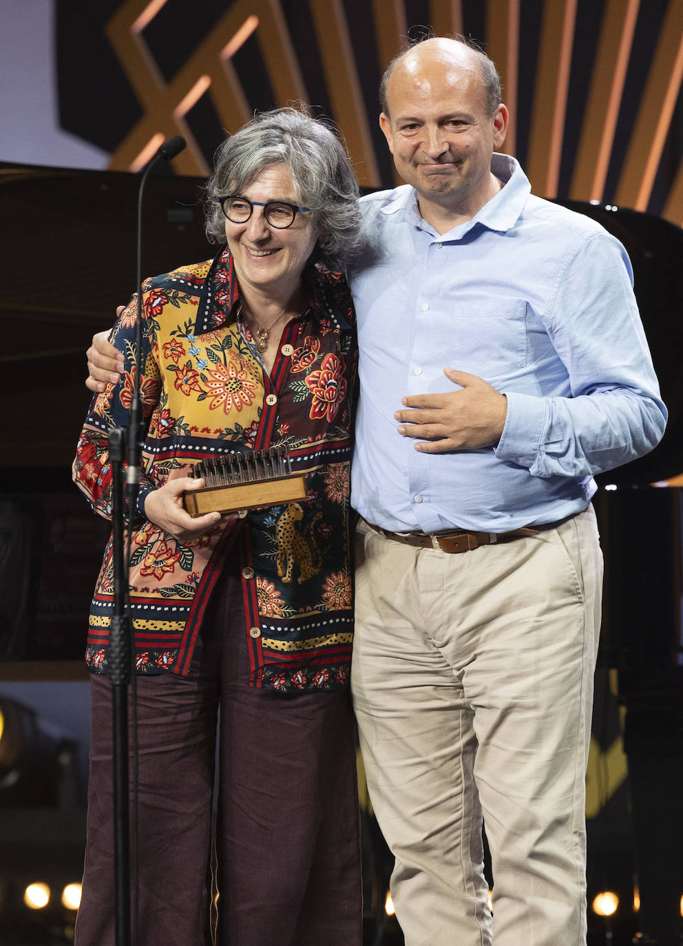 Isabel Herguera y Gianmarco Serra reciben el premio al Mejor Guión por 'Sueño de la sultana' (EFE).