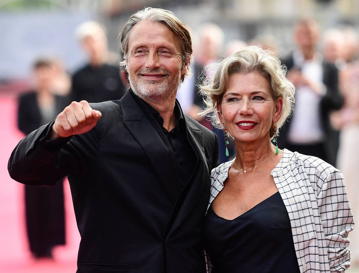 El actor danés Mads Mikkelsen y la productora danesa Tine Mikkelsen (AFP).