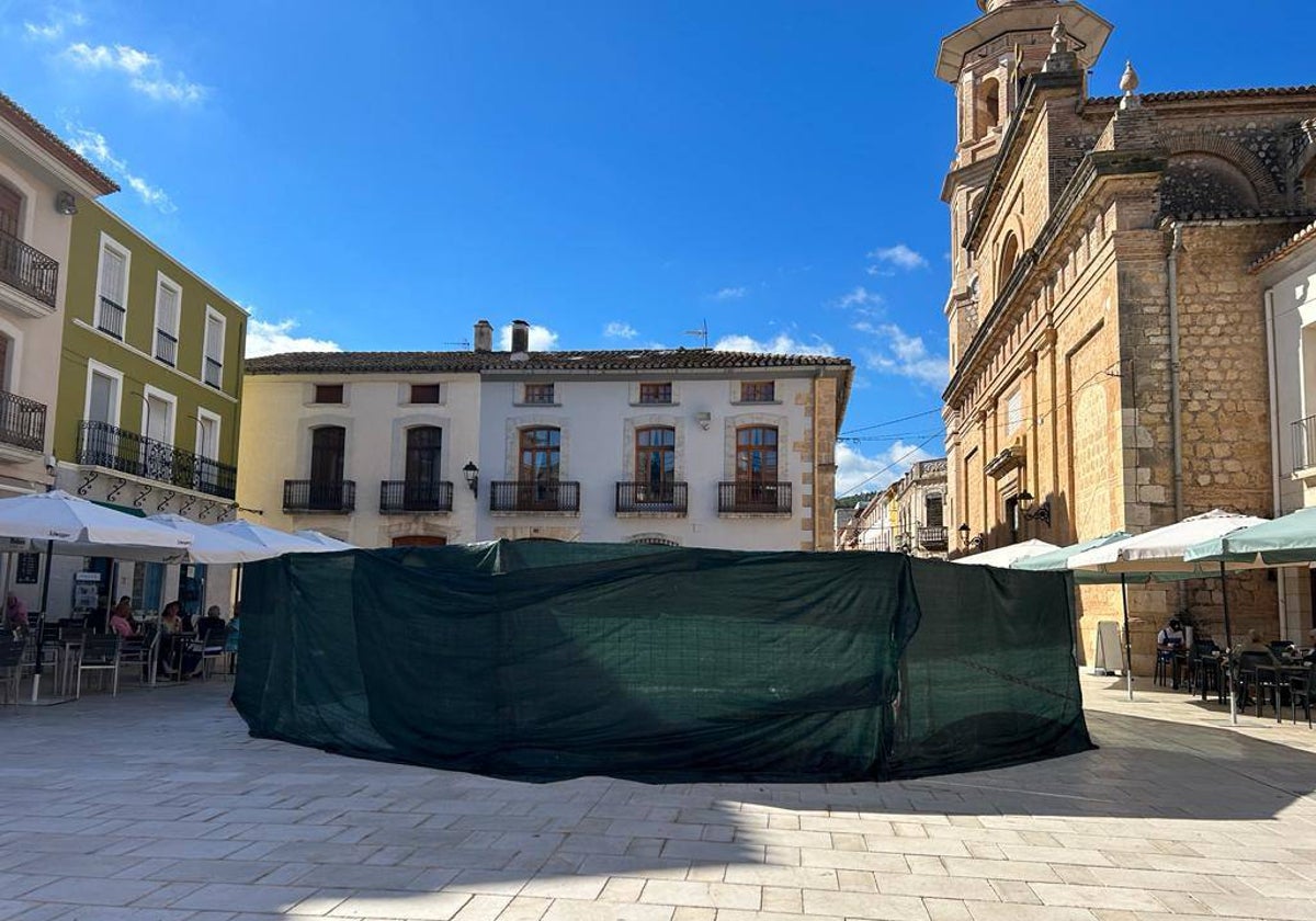 Aspecto que presenta la plaza Mayor con las obras paralizadas.