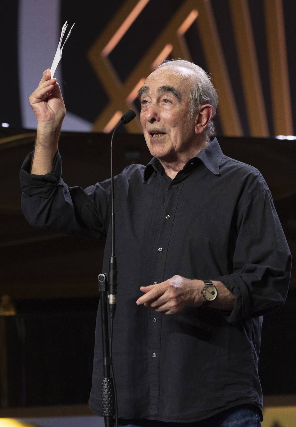 El actor Paco Sagarzazu recibe el Premio Zinemira (EFE).