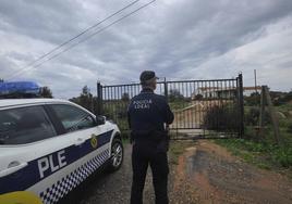 Un policia local junto al coche en una imagen de archivo.