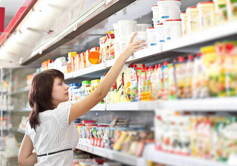 Una mujer hace la compra en un supermercado.