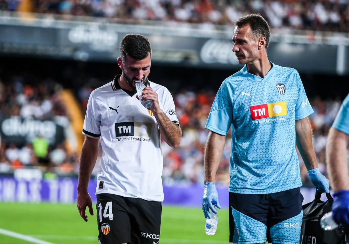 José Gayà, saliendo de Mestalla tras lesionarse.