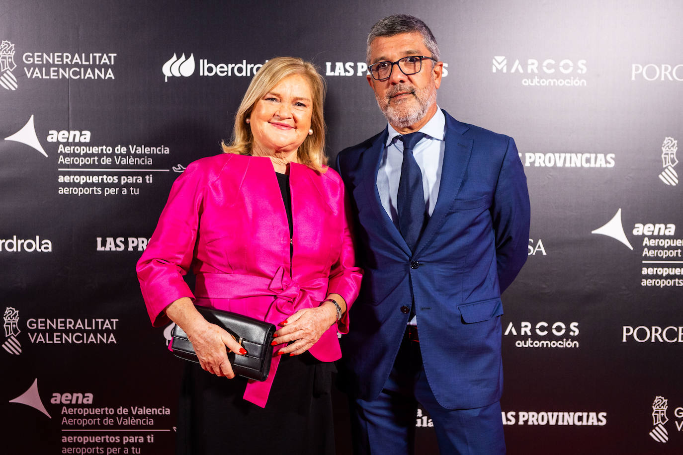 La presidenta del Ateneo Mercantil, Carmen de Rosa, junto al periodista Sergio Aspas.