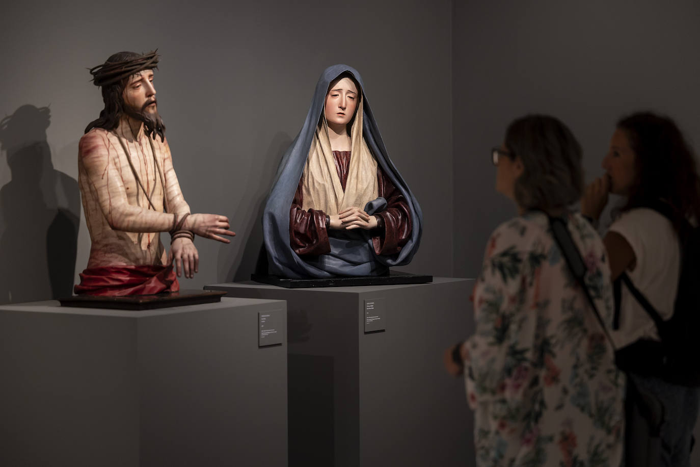 Dos piezas de 'Fieramente humanos' en el Museo Carmen Thyssen de Málaga.