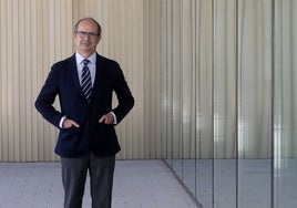 Higinio Marín, rector de la Universidad CEU Cardenal Herrera, junto al edificio del Paraninfo del campus de Alfara.