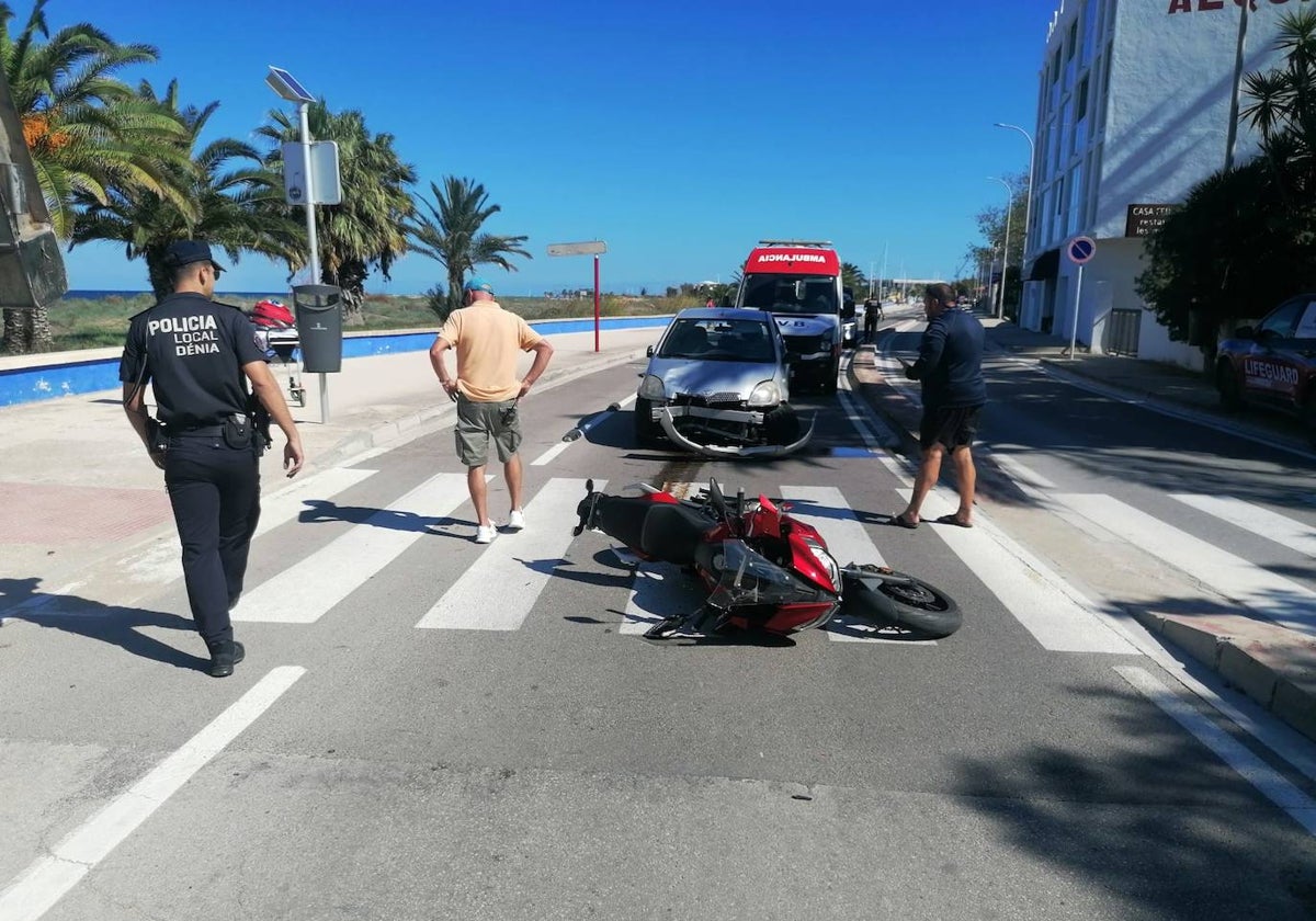 La moto y el coche, tras el accidente.