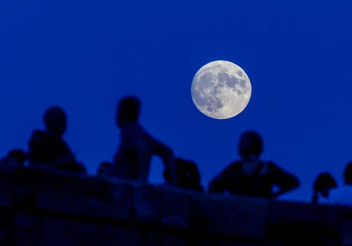 La luna llena que reinaba sobre la ciudad durante la velada de Valencianos para el siglo XXI.