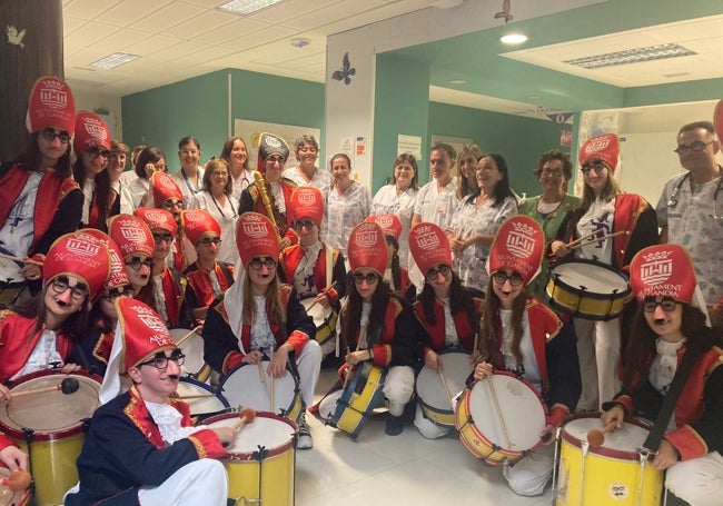 Banda del Tio de la Porra y sanitarios del hospital.