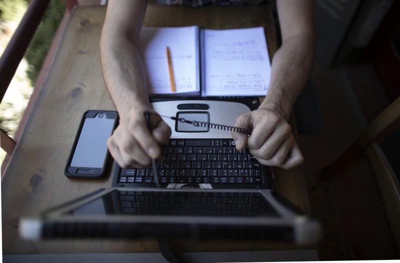 Una persona teletrabajando.