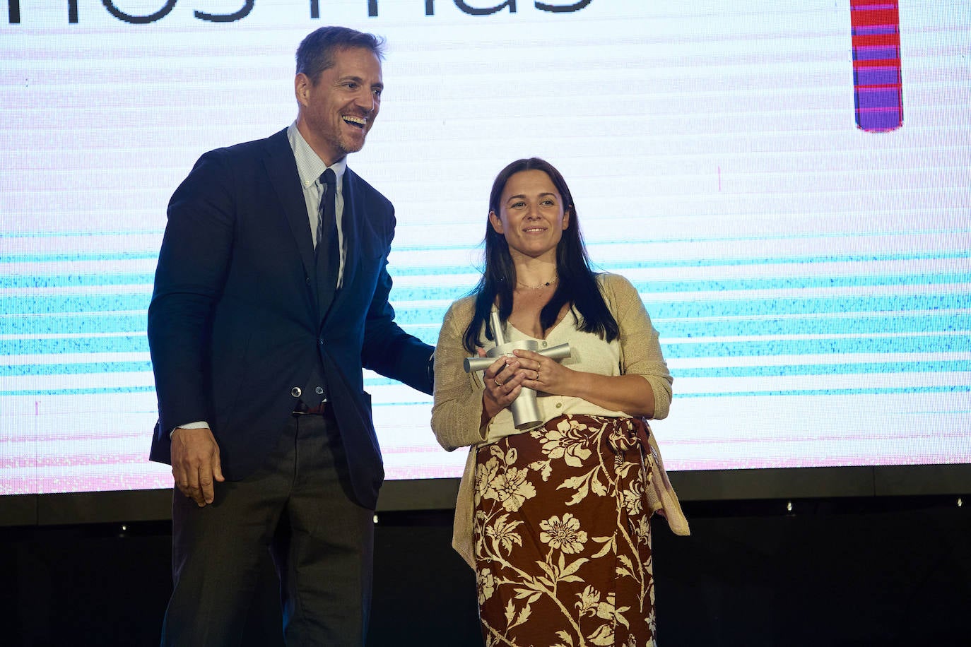 El columnista de LAS PROVINCIAS y director de programas de la COPE, Borja Rodríguez, junto a la escritora Alice Kellen.