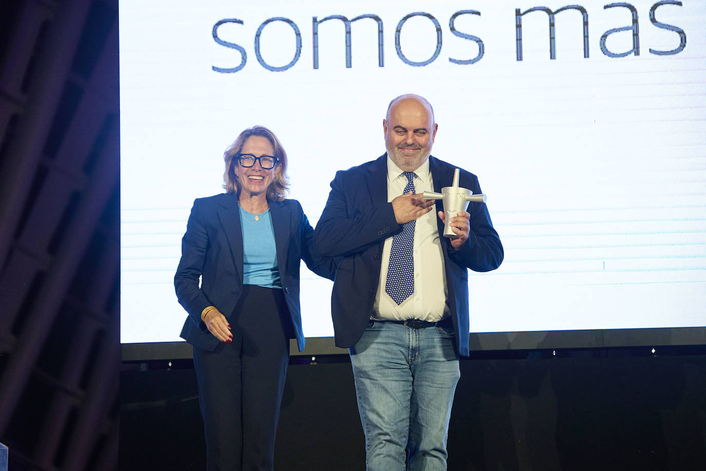 Nuria Romeral junto a Antonio Corma, hermano del científico, Avelino Corma, que no pudo recoger el premio.