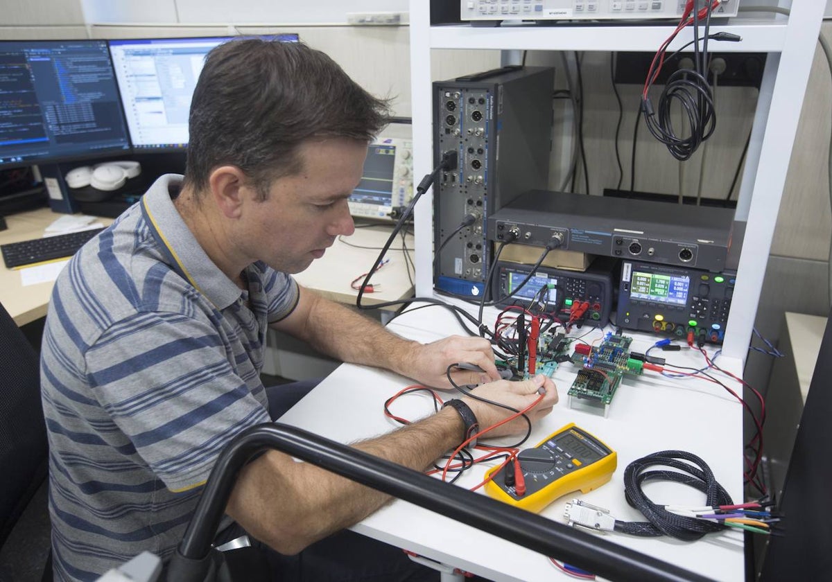 Un trabajador en el laboratorio de la empresa Analog Devices en Paterna.