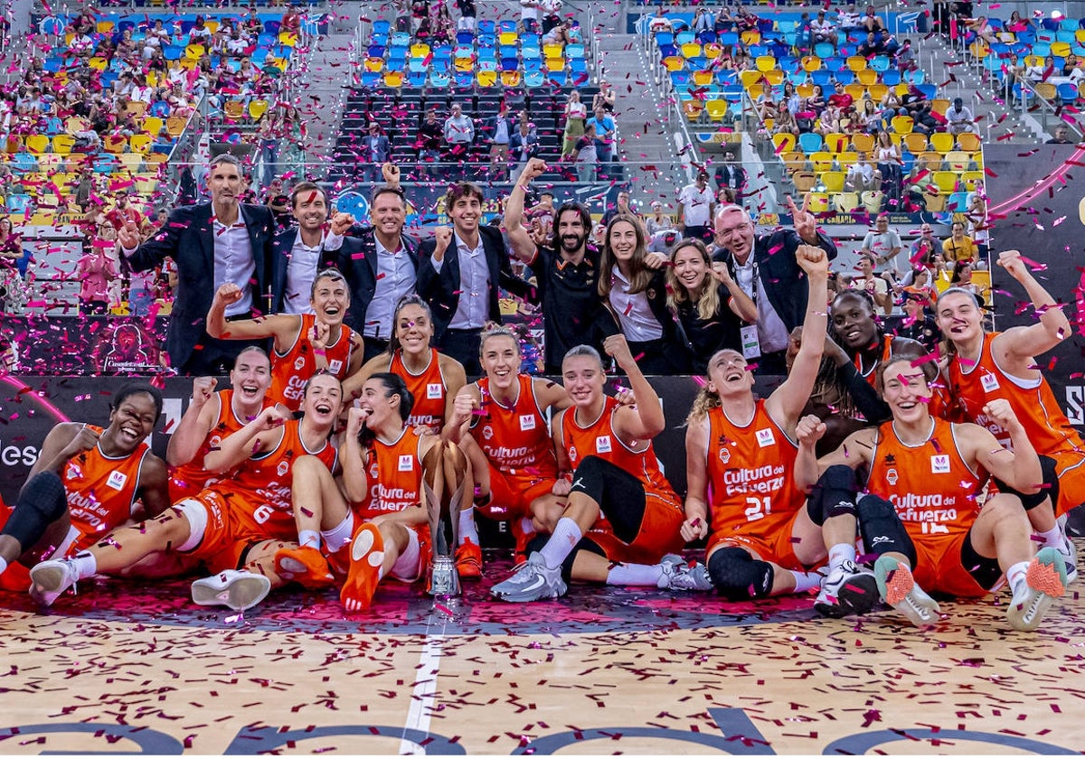 El Valencia Basket celebra el título de la Supercopa Femenina en el parquet del Gran Canaria Arena.