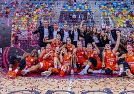 El Valencia Basket celebra el título de la Supercopa Femenina en el parquet del Gran Canaria Arena.