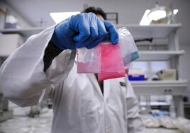 Un técnico de laboratorio muestra varias bolsas con 'cocaína rosa'.