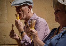 Dos personas se comen un helado para combatir el calor.