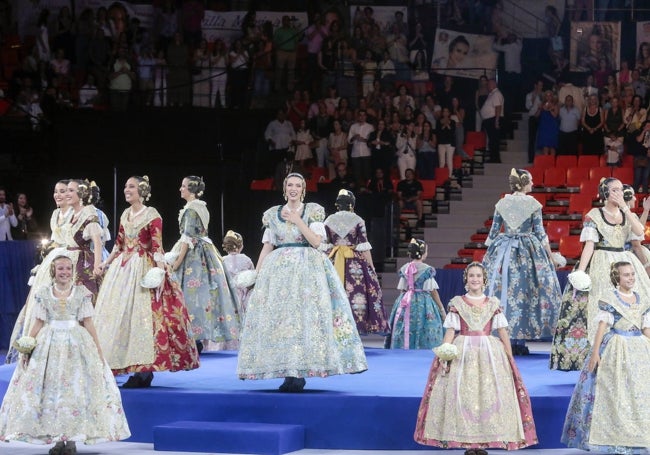 Puesta en escena de las candidatas mayores e infantiles.