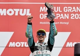 Jaume Masià celebra su victoria de este domingo en el podio de Motegi.