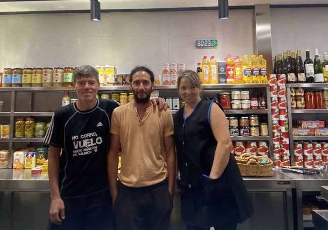 Ángel Corduente; Daud Marwan Ginés y Noelia Mataix, vendedores del mercado del Grao.