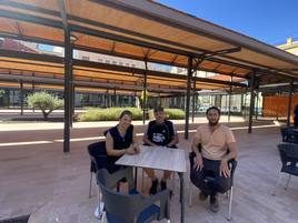 Tres de los vendedores que comenzarán el lunes a atender a clientes en el mercado del Grao.